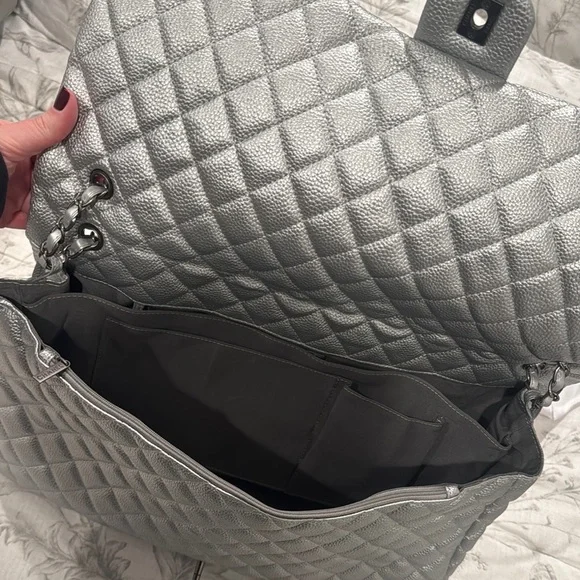 Chanel style silver travel bag - Picture 7 of 12
